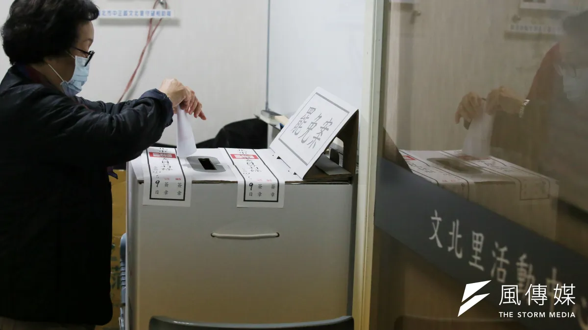 圖為民眾至投票所投票。(資料照,柯承惠攝)