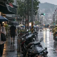 空が暗くなり、空気が湿気を帯びてくると、まだ雨が降っていないにもかかわらず、どこからともなく馴染み深い「土の匂い」が漂ってくることがある。(イメージ画像/AI生成) 空が暗くなり、空気が湿気を帯びてくると、まだ雨が降っていないにもかかわらず、どこからともなく馴染み深い「土の匂い」が漂ってくることがある。(イメージ画像/AI生成)