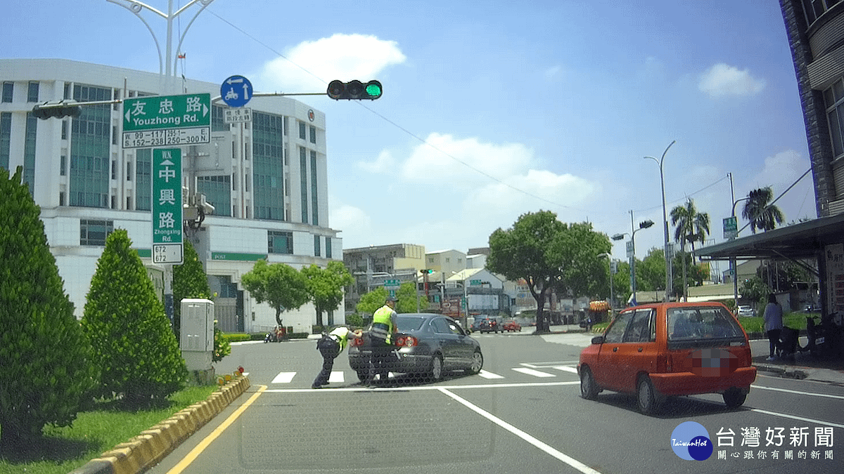 汽車半路拋錨引車流回堵 暖警即刻救援 汽車半路拋錨引車流回堵 暖警即刻救援