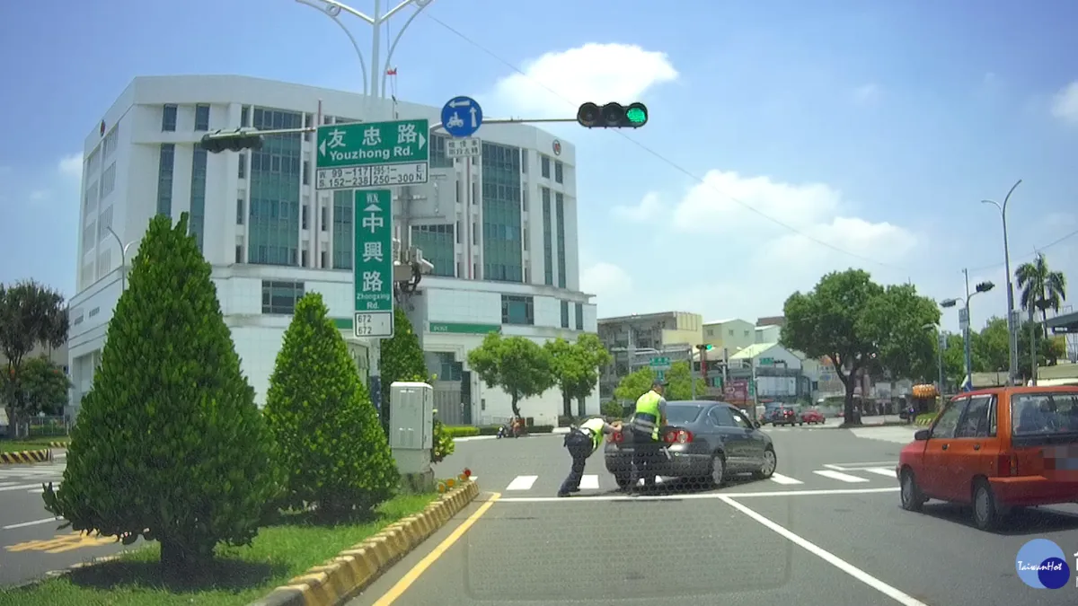 汽車半路拋錨引車流回堵 暖警即刻救援