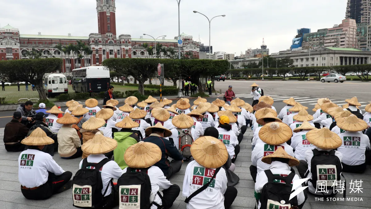 人民作主「落實民主、補正公投法」靜坐凱達格蘭大道三天後,公投法下修門檻預計在12日完成三讀。(蘇仲泓攝)