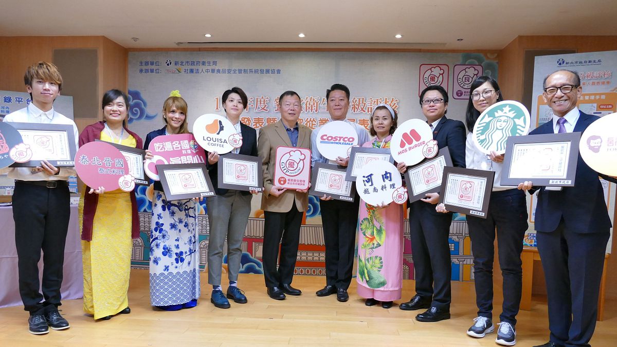 新北市衛生局局長林奇宏(左五)呼籲民眾在外用餐時,可以優先選擇通過餐飲分級「優級」及「良級」的業者,讓自己吃的更健康更安心。(圖/新北市衛生局提供) 新北市衛生局局長林奇宏(左五)呼籲民眾在外用餐時,可以優先選擇通過餐飲分級「優級」及「良級」的業者,讓自己吃的更健康更安心。(圖/新北市衛生局提供)