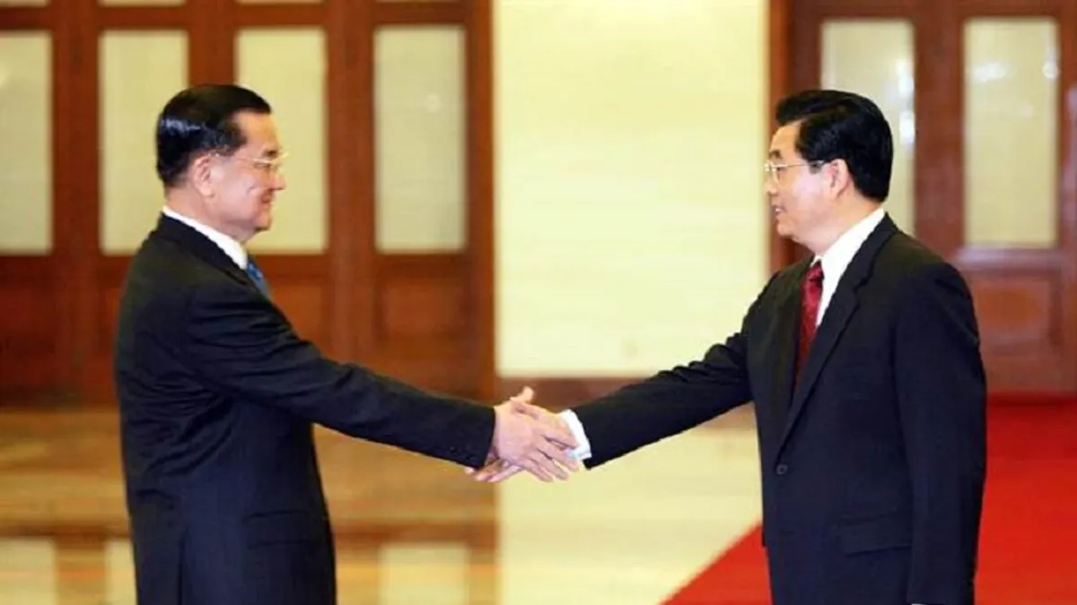 2005年4月國民黨主席連戰赴中國訪問,與中共總書記胡錦濤會面,發表公報,「九二共識」正式成為國共兩黨通關密語。(中新網)