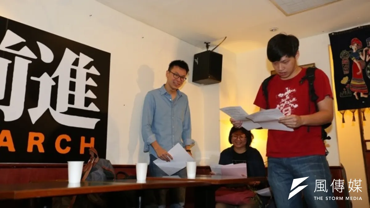 318學運領袖陳為廷(右)22日在臉書公開他也是被害人家屬的心情,感謝母親在13年來從未報導他恨與報復。(資料照,吳逸驊攝)