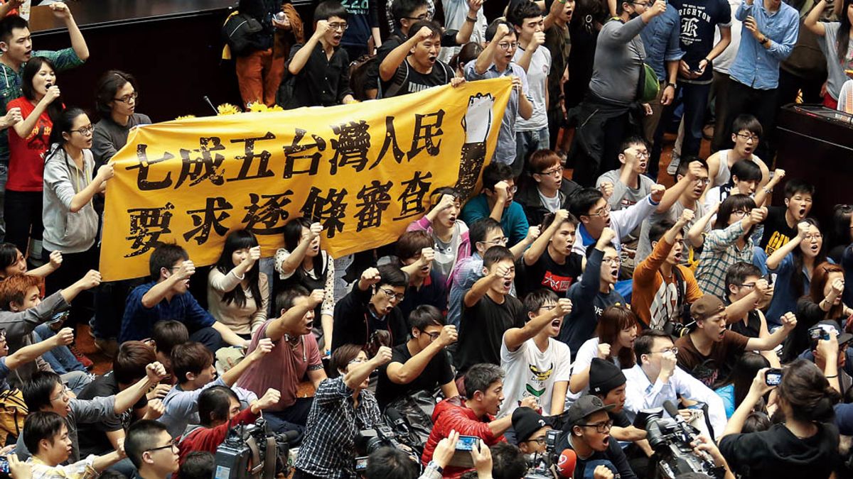 立法院委員會以30秒通過服貿審查,引爆318太陽花學運占領立院運動。作者認為,當時學生語帶恐嚇威脅的聲明,以及針對特定對象的施壓恫嚇,法西斯獨裁霸權心態展露無遺,學生號稱捍衛民主,所作所為卻都是在反民主。(資料照,林瑞慶攝) 立法院委員會以30秒通過服貿審查,引爆318太陽花學運占領立院運動。作者認為,當時學生語帶恐嚇威脅的聲明,以及針對特定對象的施壓恫嚇,法西斯獨裁霸權心態展露無遺,學生號稱捍衛民主,所作所為卻都是在反民主。(資料照,林瑞慶攝)