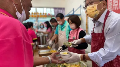 屏東縣鹽埔鄉三聖宮社區關懷據點正式揭牌啟用,縣長潘孟安前往關懷長者。(圖/屏東縣政府社會處提供)