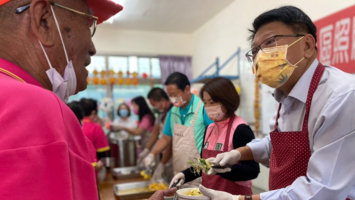 屏東縣鹽埔鄉三聖宮社區關懷據點正式揭牌啟用,縣長潘孟安前往關懷長者。(圖/屏東縣政府社會處提供) 屏東縣鹽埔鄉三聖宮社區關懷據點正式揭牌啟用,縣長潘孟安前往關懷長者。(圖/屏東縣政府社會處提供)