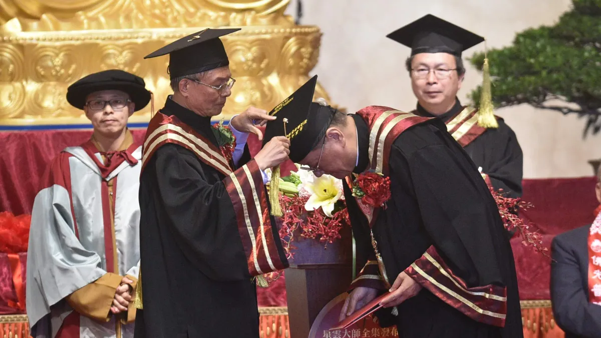 南華大學頒發「管理科學榮譽博士」予鳳凰衛視總裁劉長樂(右),由林聰明校長(左)撥穗。〔圖/南華大學提供〕