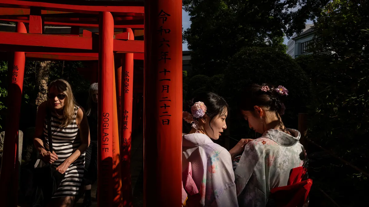 和服を着た日本の若い女性が神社を参拝している。(写真/AP通信提供)