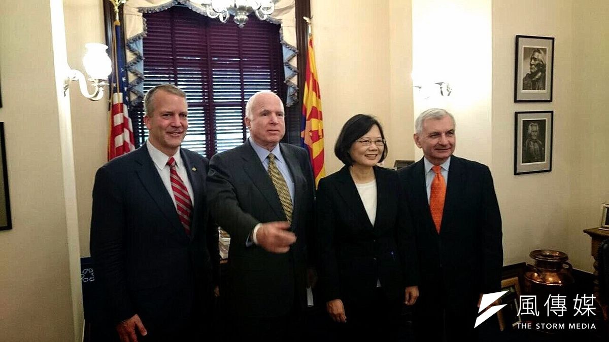 民進黨總統參選人蔡英文(右二)出訪美國,卻被中國駐美大使崔天凱質疑應該接受中國13億人考試。(資料照,民進黨中央提供) 民進黨總統參選人蔡英文(右二)出訪美國,卻被中國駐美大使崔天凱質疑應該接受中國13億人考試。(資料照,民進黨中央提供)