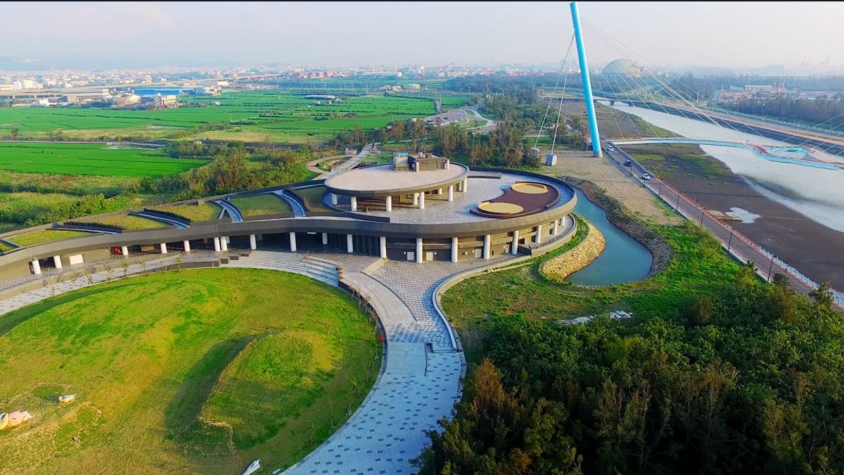 台中市府建設局將自8月1日起開放高美溼地遊客中心,但控管人流數50人以內,並實施實聯制、佩戴口罩、量測額溫、手部消毒且設置社交距離管理員。(圖/台中市政府提供) 台中市府建設局將自8月1日起開放高美溼地遊客中心,但控管人流數50人以內,並實施實聯制、佩戴口罩、量測額溫、手部消毒且設置社交距離管理員。(圖/台中市政府提供)