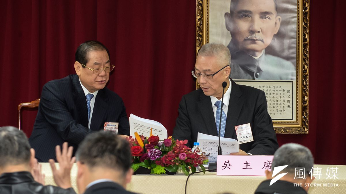 國民黨副主席曾永權(左)出席海峽論壇的申請被打圖票,主席吳敦義(右)說要另外派適當人選參與。(甘岱民攝) 國民黨副主席曾永權(左)出席海峽論壇的申請被打圖票,主席吳敦義(右)說要另外派適當人選參與。(甘岱民攝)