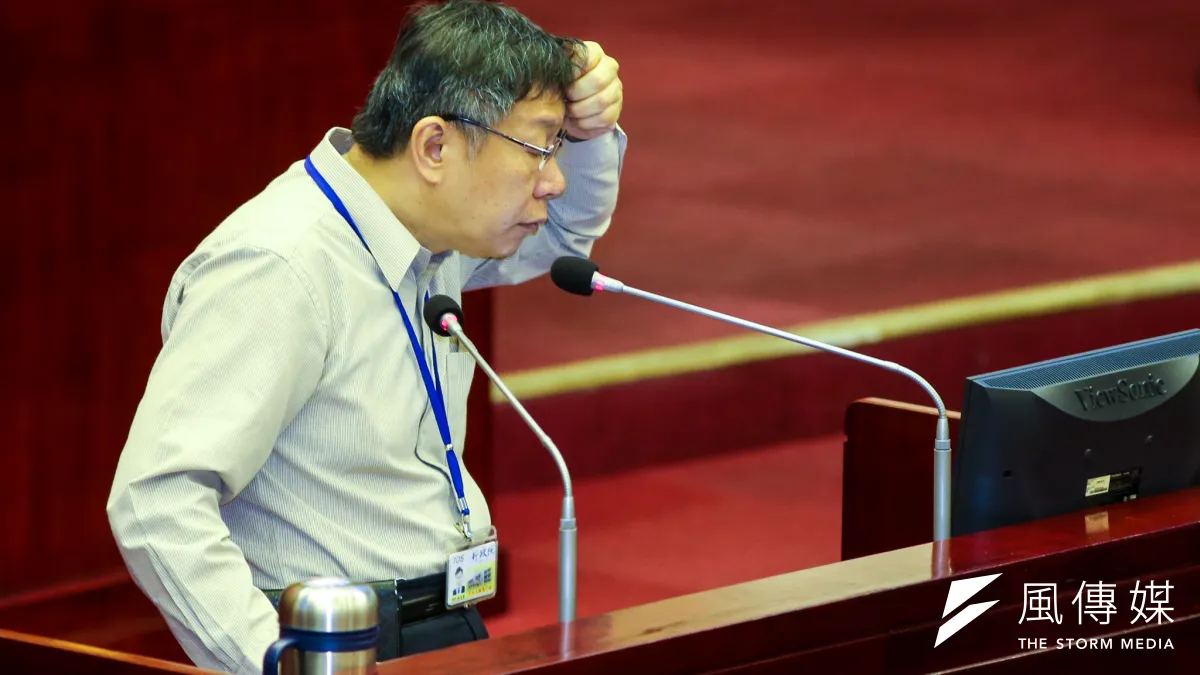 台北市長柯文哲到市議會備詢,市議員們圍著市長民調支持度打轉。(陳明仁攝)