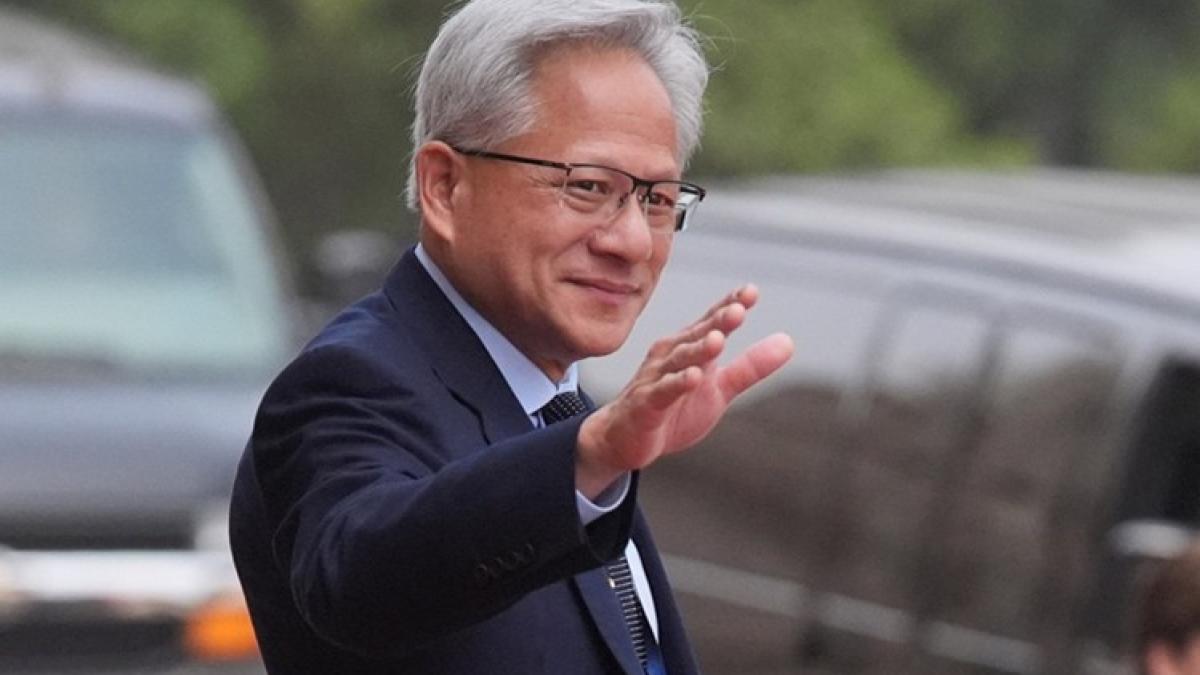科技熱議》川普下令,黃仁勳最後一刻跳上「空軍一號」,他到底盤算什麼?
