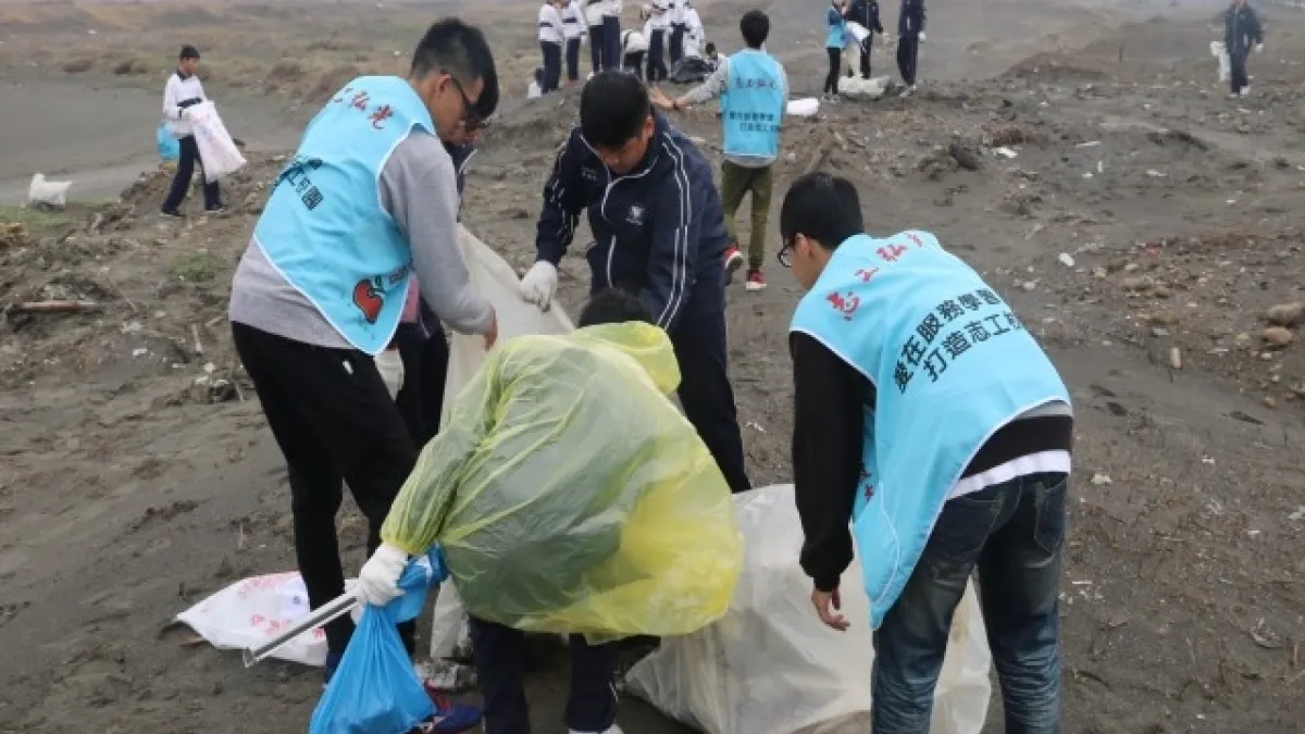 保育國家濕地 弘光學生與國中生測水質、淨灘