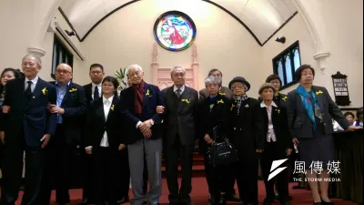 由六名228受難者陳炘、施江南、林連宗、李瑞漢、李瑞峰、徐春卿家屬今(11)日於台北市中山教會舉行追思禮拜,吟唱聖詩,以悠然旋律緬懷228先烈。(黃麒珈攝)