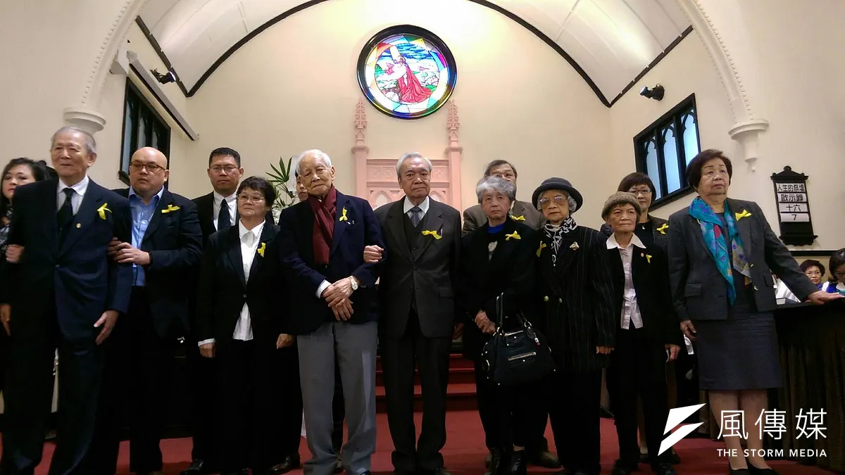 由六名228受難者陳炘、施江南、林連宗、李瑞漢、李瑞峰、徐春卿家屬今(11)日於台北市中山教會舉行追思禮拜,吟唱聖詩,以悠然旋律緬懷228先烈。(黃麒珈攝) 由六名228受難者陳炘、施江南、林連宗、李瑞漢、李瑞峰、徐春卿家屬今(11)日於台北市中山教會舉行追思禮拜,吟唱聖詩,以悠然旋律緬懷228先烈。(黃麒珈攝)