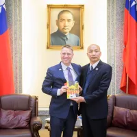 Former U.S. Deputy National Security Advisor Matt Pottinger (left) visits Legislative Yuan President Han Kuo-yu in February 2025. (Legislative Yuan official website) Former U.S. Deputy National Security Advisor Matt Pottinger (left) visits Legislative Yuan President Han Kuo-yu in February 2025. (Legislative Yuan official website)