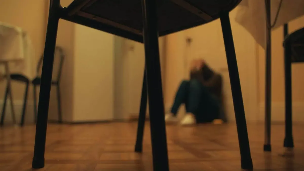 空調失控溫度狂飆、音響無預警大放歌、洗澡洗一半水變超冰…這不是恐怖片,而是美國真實發生的家暴案例,「智慧家電」被施暴者濫用,成為虐待伴侶的變態凶器。(圖/愛范兒提供)