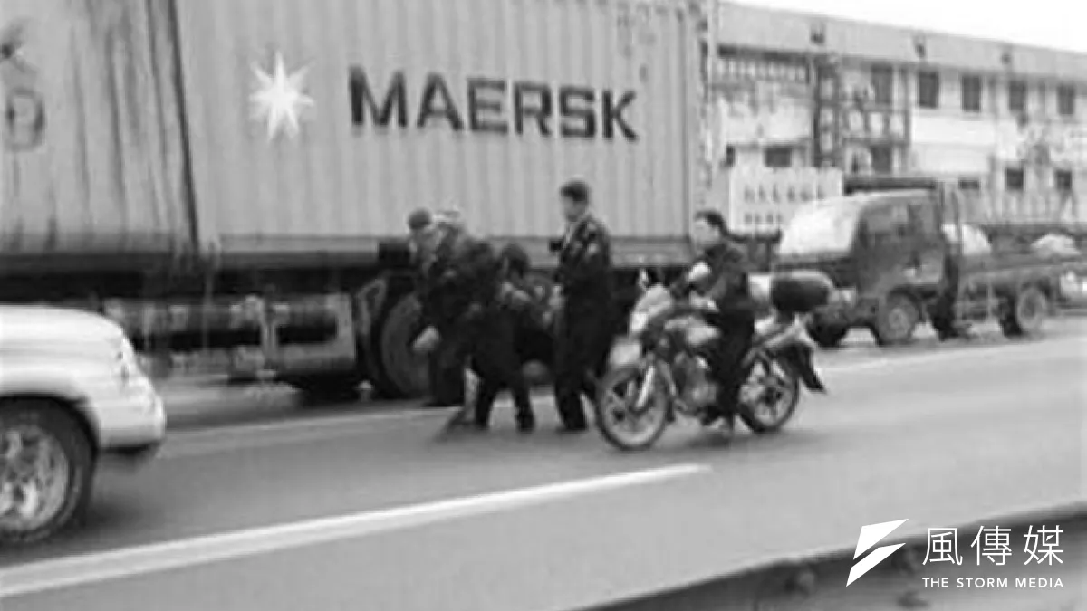 被母親拋向國道的女嬰,慘死大貨車輪下。(取自網路)