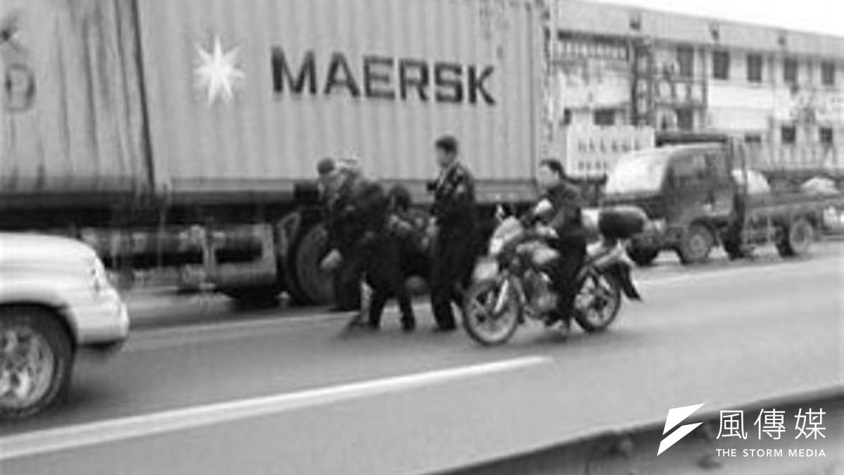 被母親拋向國道的女嬰,慘死大貨車輪下。(取自網路) 被母親拋向國道的女嬰,慘死大貨車輪下。(取自網路)