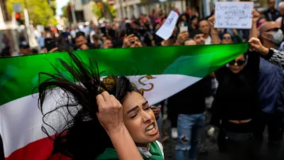 2022年9月,伊朗女子阿米尼(Mahsa Amini)因未戴頭巾被捕後死亡,抗議怒火從國內蔓研至全球伊朗社群。(AP)