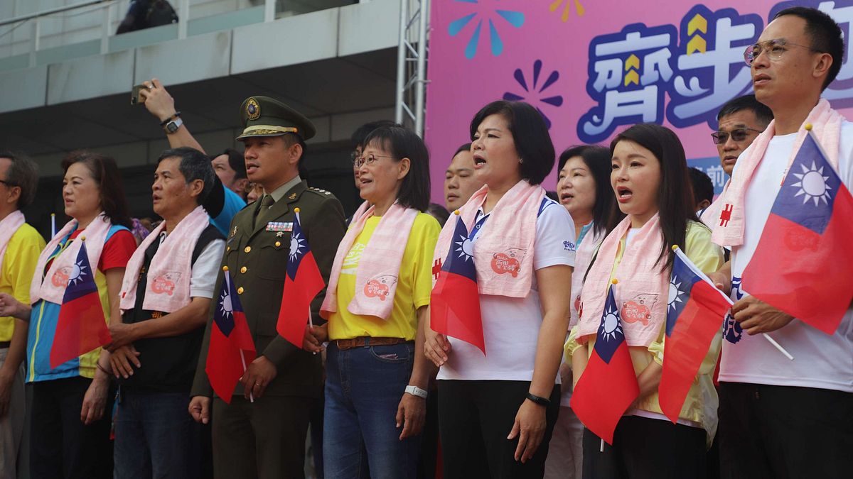 雲林縣政府舉行升旗暨路跑活動,縣長張麗善率領一級主管領唱中華民國國歌。(圖/雲林縣政府民政處提供) 雲林縣政府舉行升旗暨路跑活動,縣長張麗善率領一級主管領唱中華民國國歌。(圖/雲林縣政府民政處提供)