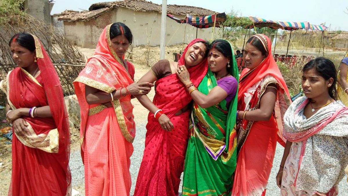 五月,印度賈坎德邦一名16歲少女被姦殺,家人傷心痛哭。(BBC中文網) 五月,印度賈坎德邦一名16歲少女被姦殺,家人傷心痛哭。(BBC中文網)