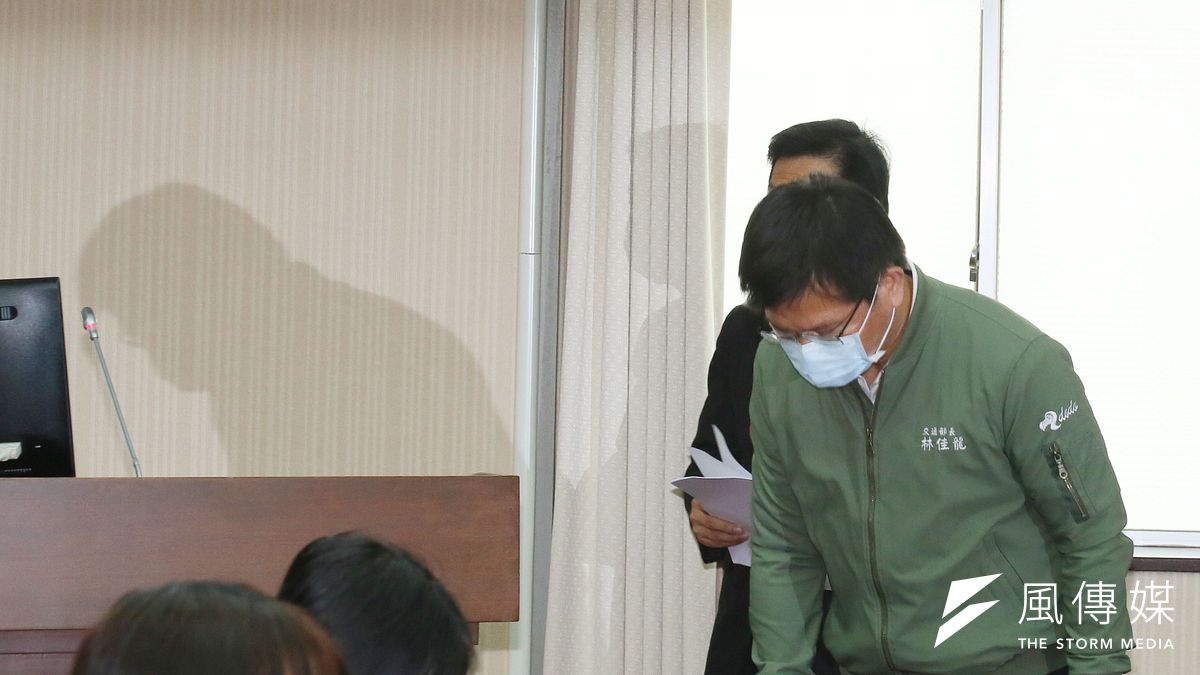 交通部長林佳龍7日至立法院交通委員會就台鐵太魯閣號事故進行報告。(柯承惠攝) 交通部長林佳龍7日至立法院交通委員會就台鐵太魯閣號事故進行報告。(柯承惠攝)