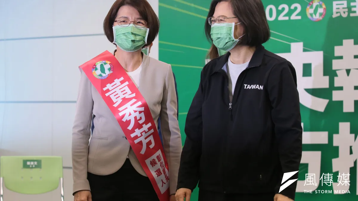 民進黨主席蔡英文 (右)日前提名立委黃秀芳出戰彰化縣長(左)。(資料照,柯承惠攝)