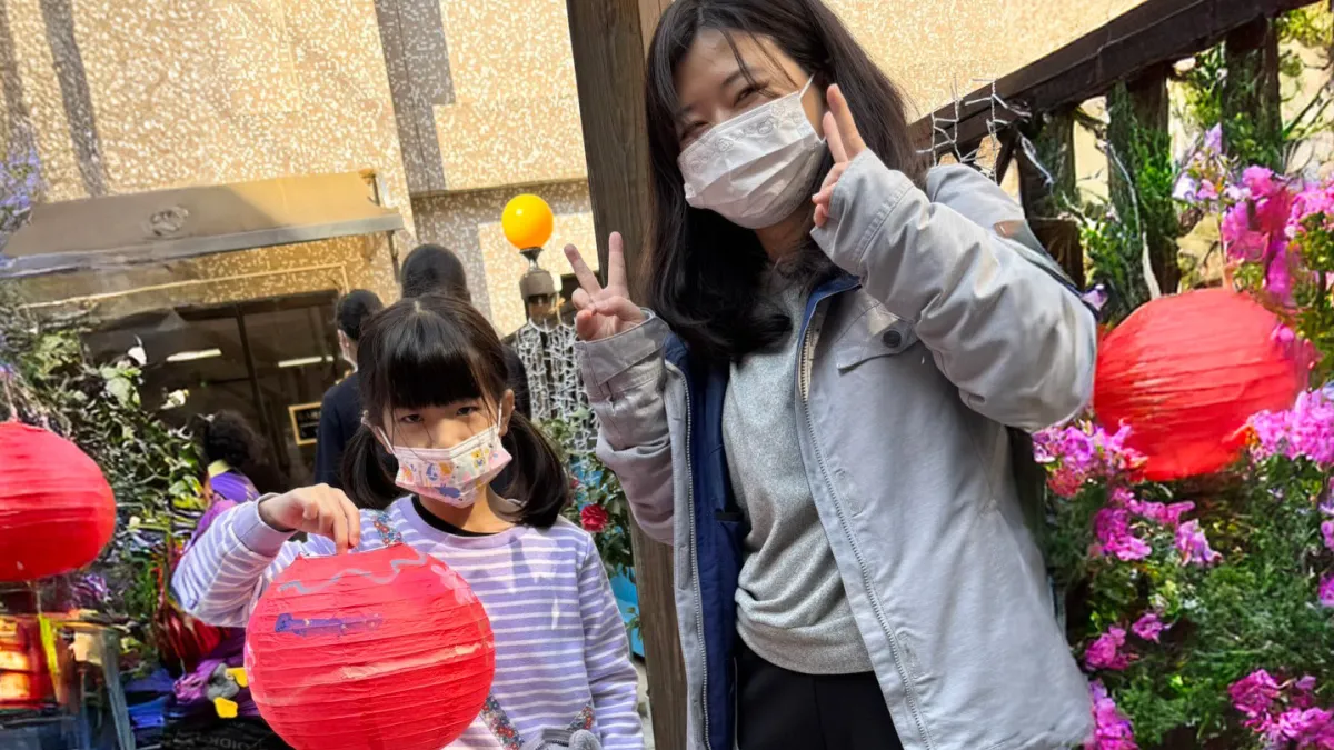 小病友開心參加猜燈謎和彩繪燈籠。(圖/臺北醫院提供)