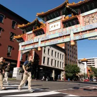 2025年8月22日,華盛頓市中心中國城,聯邦調查局(FBI)探員在街頭巡邏。(資料照,美聯社) 2025年8月22日,華盛頓市中心中國城,聯邦調查局(FBI)探員在街頭巡邏。(資料照,美聯社)
