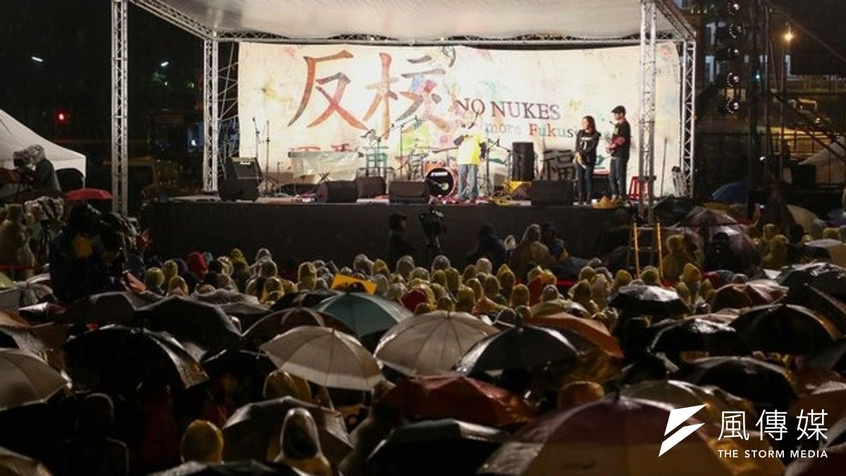 全台廢核大遊行最高潮,凱道廢核晚會傍晚5時30分準時開始,不少民眾冒雨參加。(余志偉攝) 全台廢核大遊行最高潮,凱道廢核晚會傍晚5時30分準時開始,不少民眾冒雨參加。(余志偉攝)