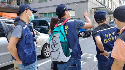 稽查員商討查察污染源。(圖/新北市環保局提供)