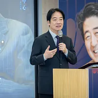 政治大学は9月21日、「安倍晋三研究センター」除幕式を開催。賴清德総統はあいさつで「今日、砲火のない静かな平和を享受できるのは、安倍晋三氏の高い見識と先見の明によるものだ」と述べた。(写真/総統府提供) 政治大学は9月21日、「安倍晋三研究センター」除幕式を開催。賴清德総統はあいさつで「今日、砲火のない静かな平和を享受できるのは、安倍晋三氏の高い見識と先見の明によるものだ」と述べた。(写真/総統府提供)