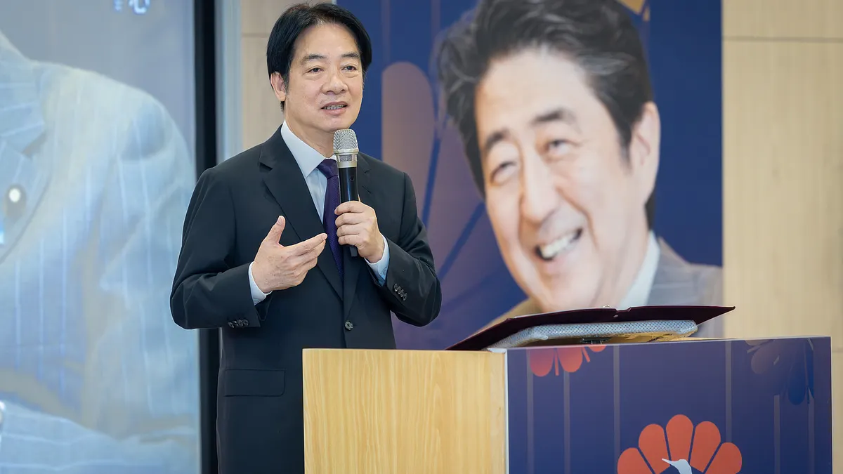 政治大学は9月21日、「安倍晋三研究センター」除幕式を開催。賴清德総統はあいさつで「今日、砲火のない静かな平和を享受できるのは、安倍晋三氏の高い見識と先見の明によるものだ」と述べた。(写真/総統府提供) 政治大学は9月21日、「安倍晋三研究センター」除幕式を開催。賴清德総統はあいさつで「今日、砲火のない静かな平和を享受できるのは、安倍晋三氏の高い見識と先見の明によるものだ」と述べた。(写真/総統府提供)