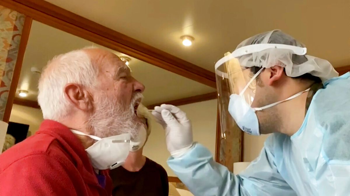 先不提複雜的東亞地緣戰略走向,從抗擊瘟疫的非傳統安全領域來看,其實打擊新型冠狀病毒還稱不上是中國與日本的第一次合作。(資料照,美聯社) 先不提複雜的東亞地緣戰略走向,從抗擊瘟疫的非傳統安全領域來看,其實打擊新型冠狀病毒還稱不上是中國與日本的第一次合作。(資料照,美聯社)