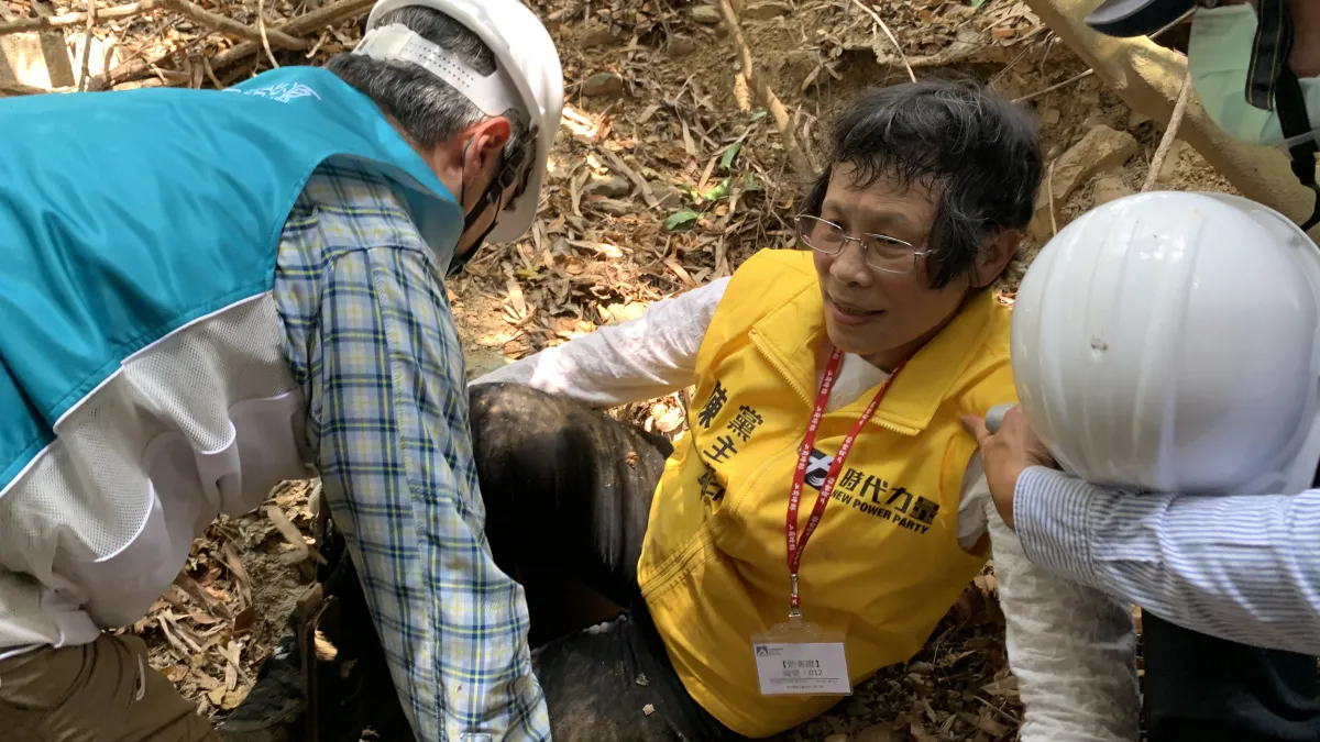 時代力量黨主席、立委陳椒華25日前往二戰日軍要塞遺址「石頭營」,親身探勘碉堡坑道。(陳椒華辦公室提供)