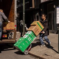 物流業者が貨物のトラック積み込み作業を行う様子。(AP) 物流業者が貨物のトラック積み込み作業を行う様子。(AP)