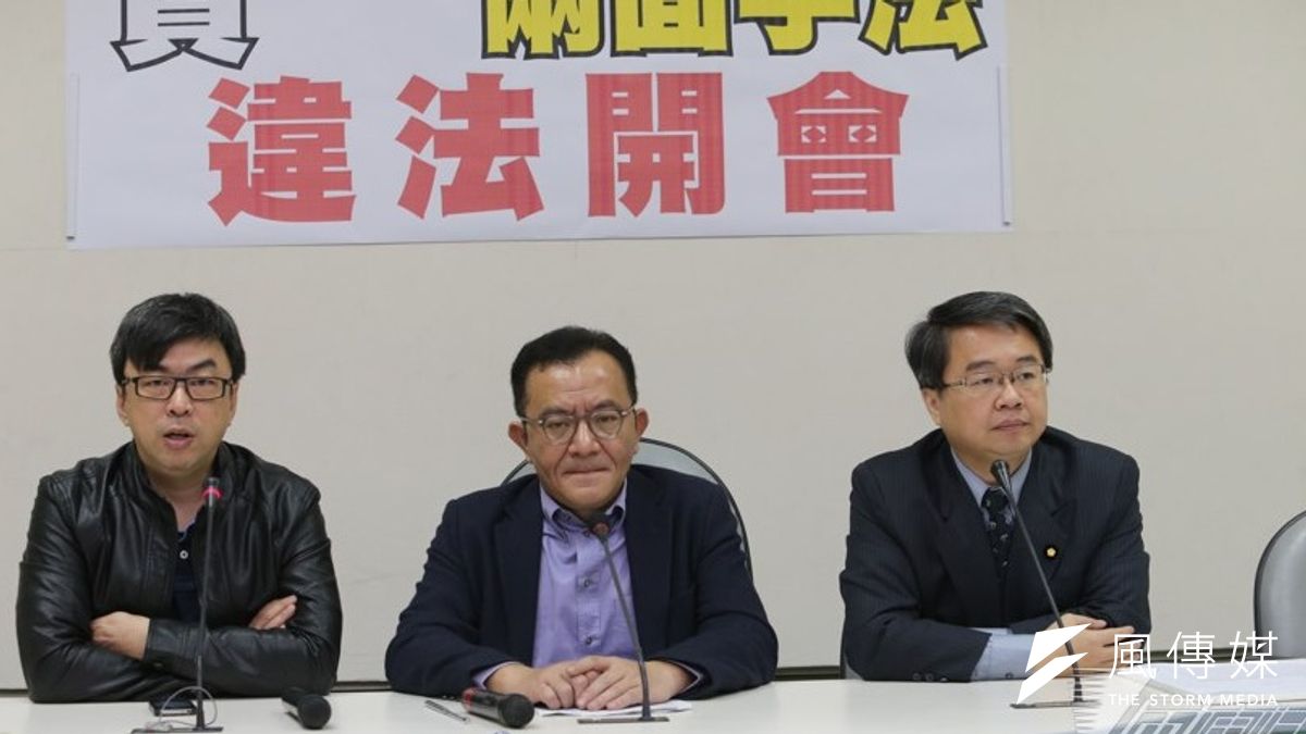 民進黨立委段宜康、高志鵬、吳秉叡4月2日舉行記者會,批評馬政府 縱容黑道。(吳逸驊攝) 民進黨立委段宜康、高志鵬、吳秉叡4月2日舉行記者會,批評馬政府 縱容黑道。(吳逸驊攝)