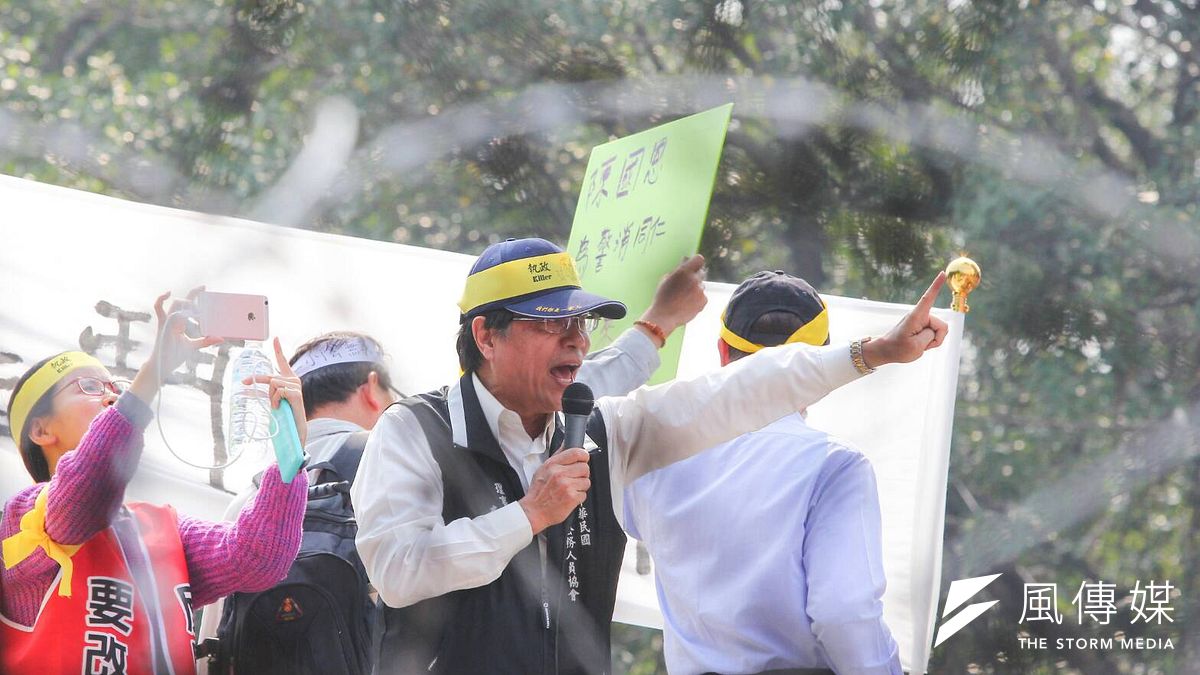 年金改革各版本即將付委,抗爭勢難避免。圖為反年金改革團體抗議,李來希領頭抗議與警方對抗。(顏麟宇攝) 年金改革各版本即將付委,抗爭勢難避免。圖為反年金改革團體抗議,李來希領頭抗議與警方對抗。(顏麟宇攝)