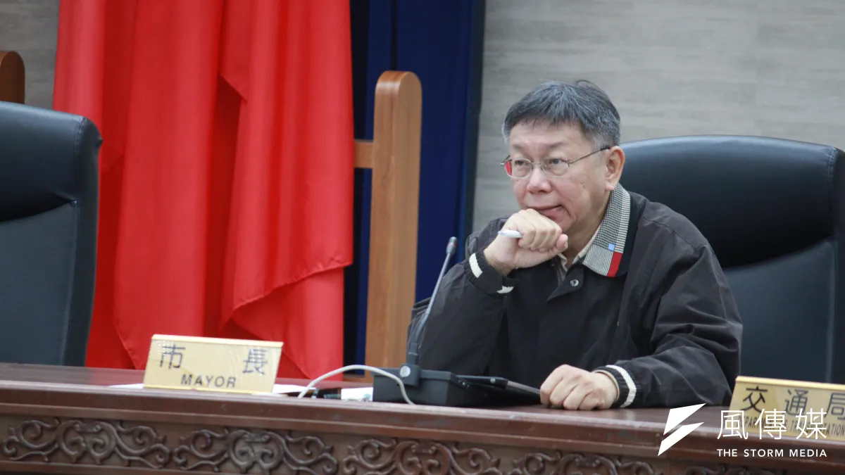 台北市長柯文哲21日上午主持北市府交通會報,駁回公車處擬推中央修法、全面啟用智慧警示設備的想法,主張應先從北市做起,最快的方式是先協助危險路段、危險駕駛。(方炳超攝)