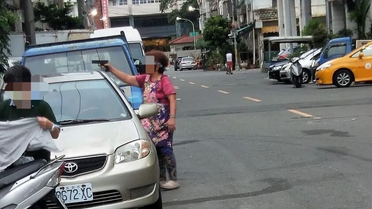 高雄阿嬤當街亮槍,被路過民眾拍下,真相最終大逆轉。(圖/翻攝自「路上觀察學院」社團)
