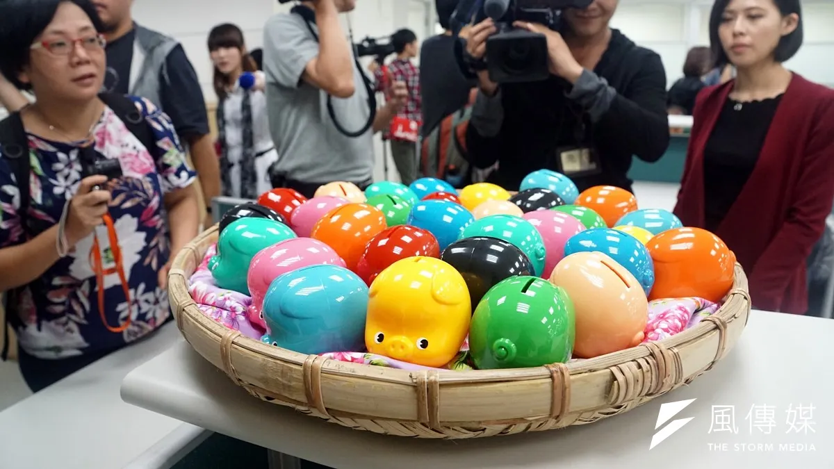 2016年,蔡英文捲土重來再拚總統大選,「小豬」撲滿也在13日強勢回歸,其中第1批小豬撲滿已被送達屏東。(資料照片,蘇仲泓攝)