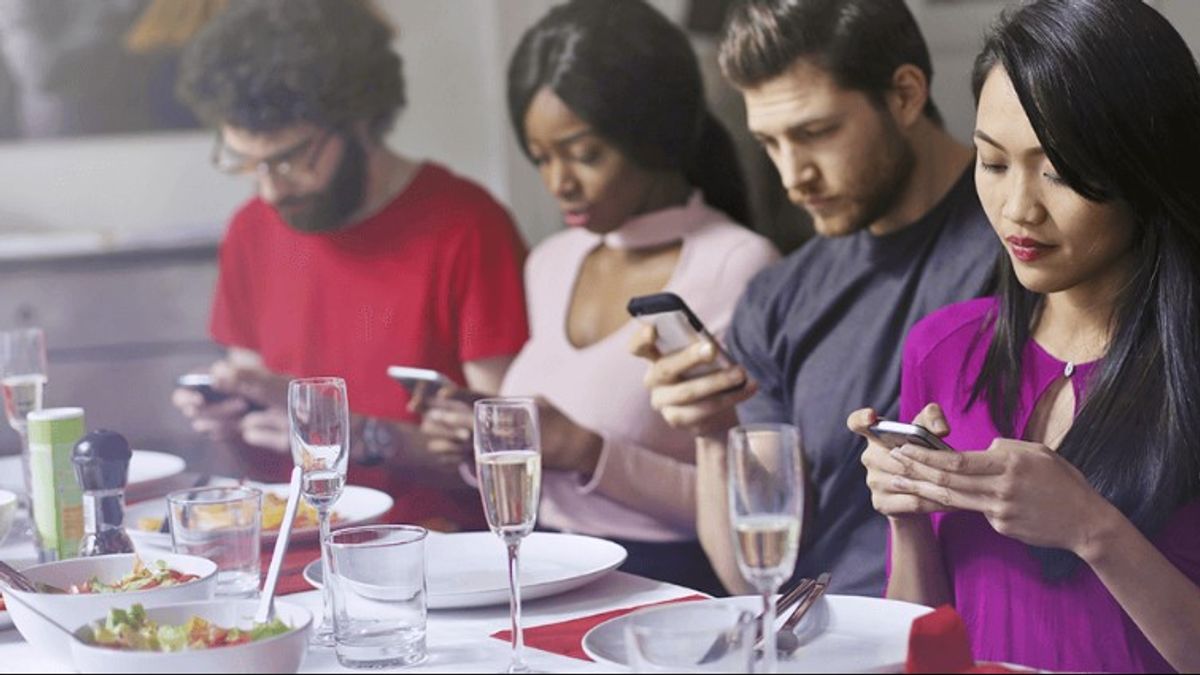 一直划手機、發出咀嚼聲…最惱人10項餐桌NG行為全公開!(圖/網路溫度計提供) 一直划手機、發出咀嚼聲…最惱人10項餐桌NG行為全公開!(圖/網路溫度計提供)