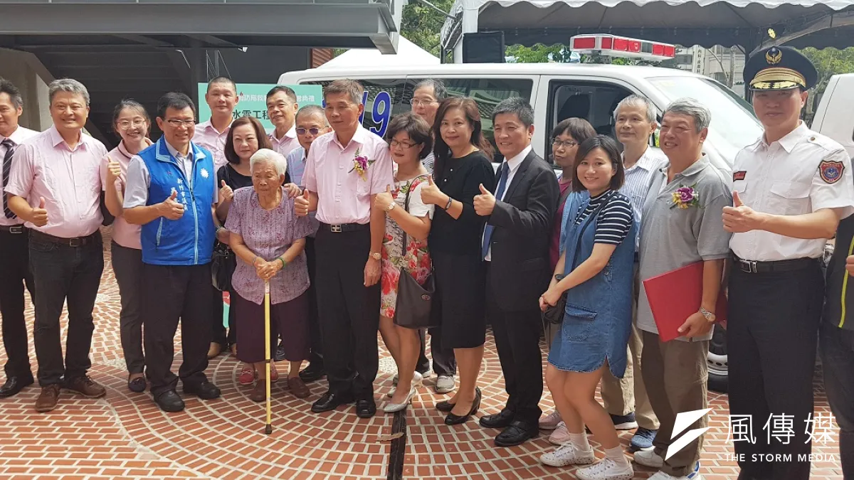 新竹市企業及民眾20日聯合捐贈四部救護車,讓竹市消防局救護戰力倍增。(圖/方詠騰攝)