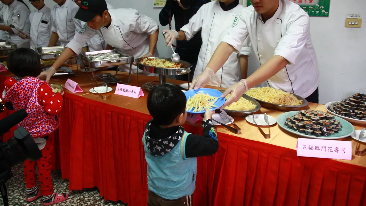 同德餐飲師生獻愛心 仁家育幼所做年菜