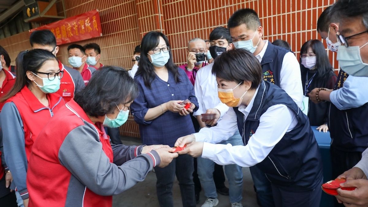 台中市長盧秀燕特別到大里區清潔隊關心慰問,感謝隊員辛苦付出並致贈加菜金15萬元,並逐一發送小紅包給隊員。(圖/台中市政府提供) 台中市長盧秀燕特別到大里區清潔隊關心慰問,感謝隊員辛苦付出並致贈加菜金15萬元,並逐一發送小紅包給隊員。(圖/台中市政府提供)