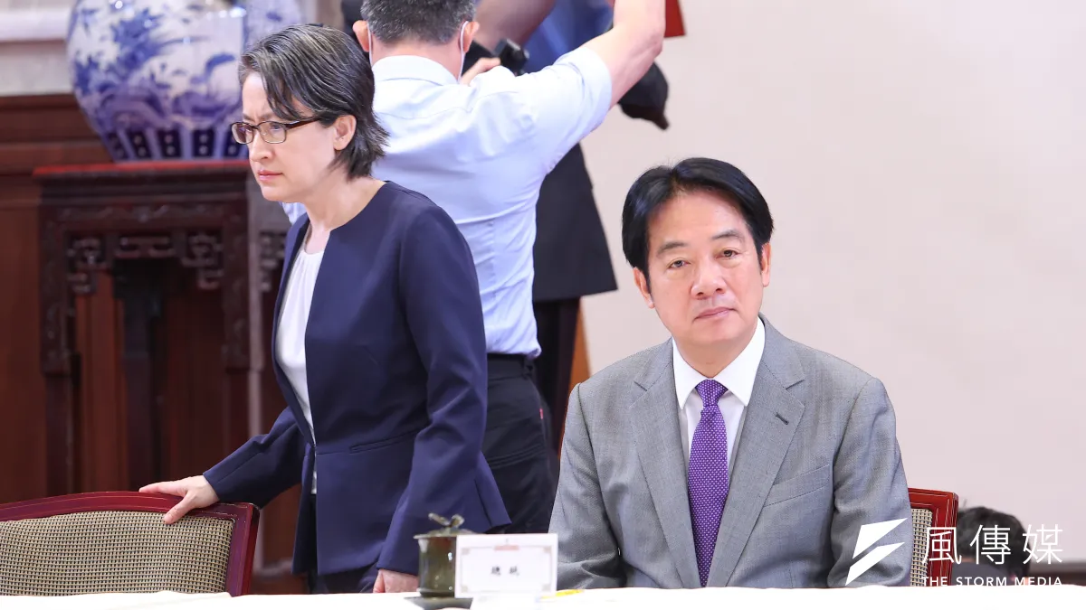 總統賴清德(右)、副總統蕭美琴(左)召開「因應美國對等關稅政策」記者會。(顏麟宇攝)
