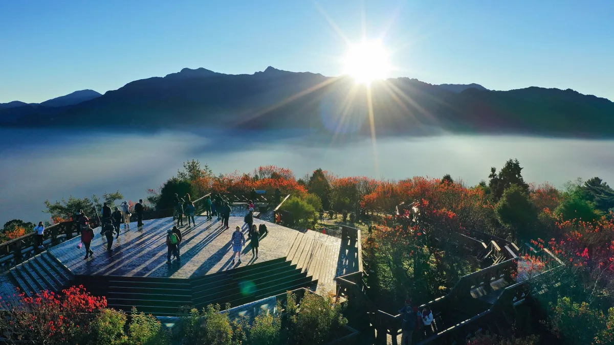 嘉義縣小笠原觀景台可以360度環視看日出、賞夕陽。(圖/嘉義縣政府提供)